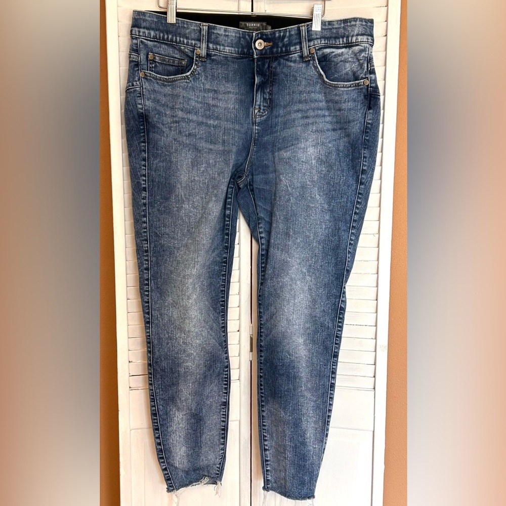 Torrid Plus Size 18R 18 regular Bombshell Premium Stretch Skinny Jeans raw hem